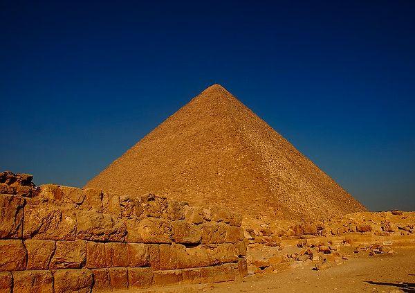2. Piramitlerin köleler ya da mahkumlar tarafından yapılmış olduğu inanışı yanlıştır. Aksine piramitler ücretli işçiler tarafından inşa edilmiştir.