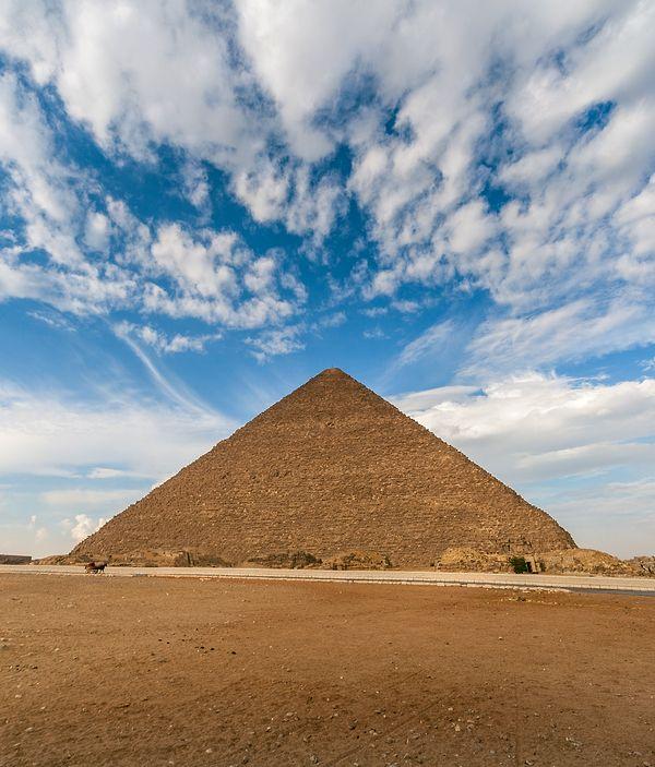 1. Birçok insan piramitleri hiyerogliflerle ilişkilendirse de, Keops Piramidi'nin içinde yazı veya hiyeroglif bulunamamıştır.