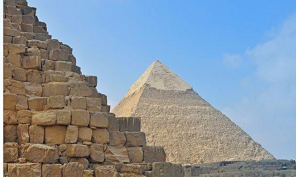 15. Uzmanlar piramitlerin devasa taşlardan inşa edildiği hipotezi üzerinde hemfikir olsa da, taşları taşımak ve yerleştirmek için kullanılan yöntemler tartışma ve spekülasyon konusu olmaya devam ediyor.