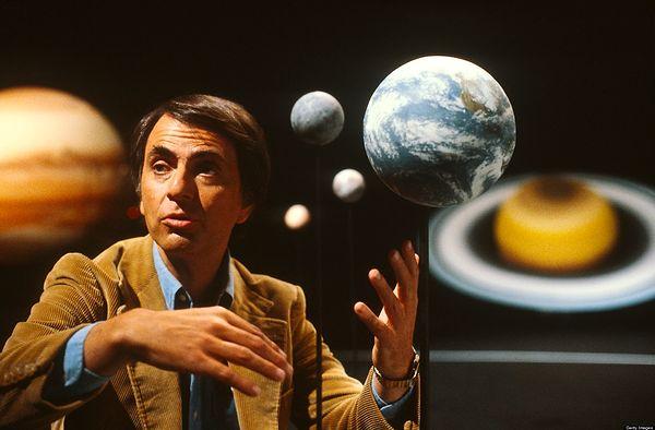 Gökbilimci Carl Sagan ise Dogonların gelişmiş bir uygarlık ile iletişime geçmeden bu bilgileri edinemeyeceği konusunda Temple ile hemfikir.