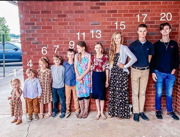 Son zamanlarda Carly, Instagram profilinde çocuklarının her biri için kısa bir açıklama ile 10 çocuğunun fotoğrafını yayınladı.