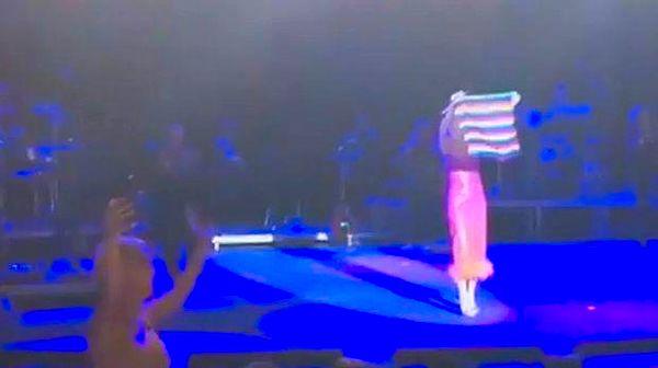 Son olarak Antalya konserinde LGBT+ bayrağı açması ile gündeme gelen Gülşen eleştirilerin odağından düşmemişti.