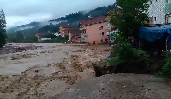 MGM kentlerde yaşayan vatandaşları sel, su baskını, heyelan ve ulaşımda aksamalar gibi yaşanabilecek olumsuzluklara karşı da uyardı.