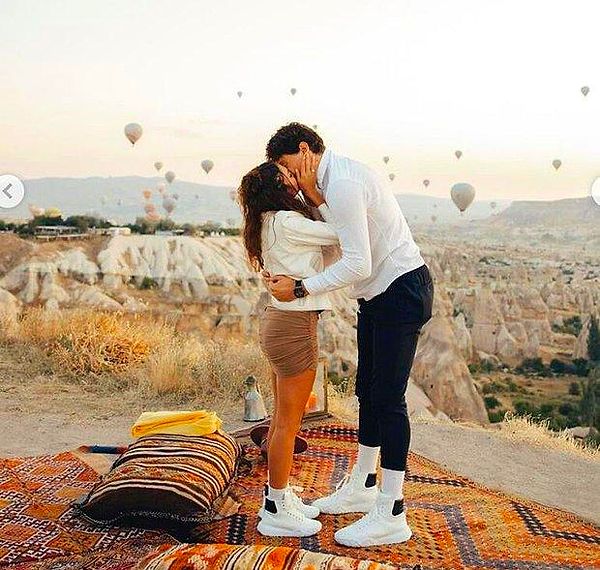 Cedi Osman geçtiğimiz Eylül ayında sevgilisi Ebru Şahin'e Kapadokya'da evlenme teklif etmiş, Şahin 'evet' cevabını vermişti.