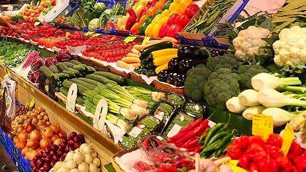 Semt pazarlarında maydanoz, kıvırcık gibi salata yeşillikleri ve pazı, ıspanak gibi yeşil yapraklı sebzelerin fiyatları geriledi. Çok tüketilen patates ise hâlâ 10 TL’nin üzerinde satılmaya devam ediyor.