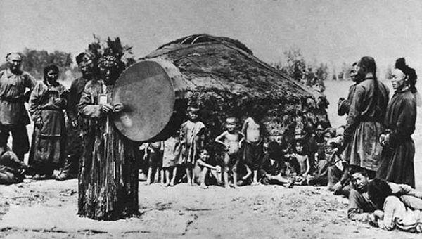 Dini ritüellerde çalgılar çalıp müzikle eğlenmek ve dans etmek Şamanizm'den kalan bir miras.