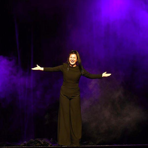 'Doğru Koca Nasıl Seçilir' isimli komedi gösterisiyle birçok yerde sahne alan Sakallıoğlu, Harbiye'de rol alan ilk kadın komedyen unvanını da elinde bulunduruyor.