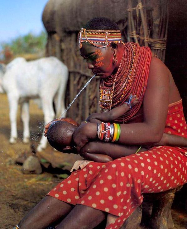 Maasai kabilesi yeni doğan bebekleri de tükürükle karşılıyor.