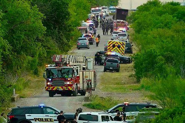 4. ABD ile Meksika arasında insan kaçakçılığı yapan bir şebekeye ait olduğu düşünülen kamyonun kasasından 46 kişinin cansız bedeni çıktı. 16 kişi ise son anda müdahale edilerek kurtarıldı.