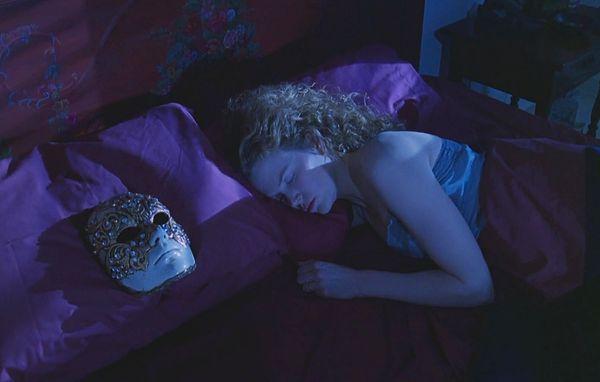9. Uyku öncesi sohbet sizce de çok güzel değil mi? Uyumadan önce hepimiz kafamızda bir şeyler düşünürüz. Bu düşüncelerimizi uyumadan önce eşimizle paylaşmak çok daha kaliteli bir uyku çekmenizi sağlayacağından şüphe yok!