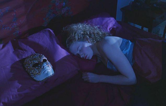 9. Uyku öncesi sohbet sizce de çok güzel değil mi? Uyumadan önce hepimiz kafamızda bir şeyler düşünürüz. Bu düşüncelerimizi uyumadan önce eşimizle paylaşmak çok daha kaliteli bir uyku çekmenizi sağlayacağından şüphe yok!