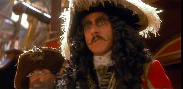 13. Kaptan Hook'un şapkası size bir şey çağrıştırıyor mu?