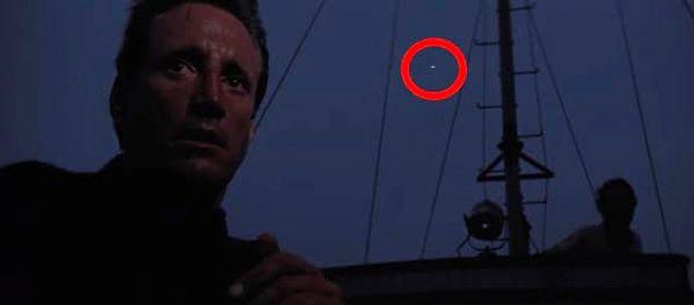 11. 'Jaws'ta gece tekne saldırısı sırasında iki farklı çekimde, gökyüzünde kayan bir yıldız görebilirsiniz.