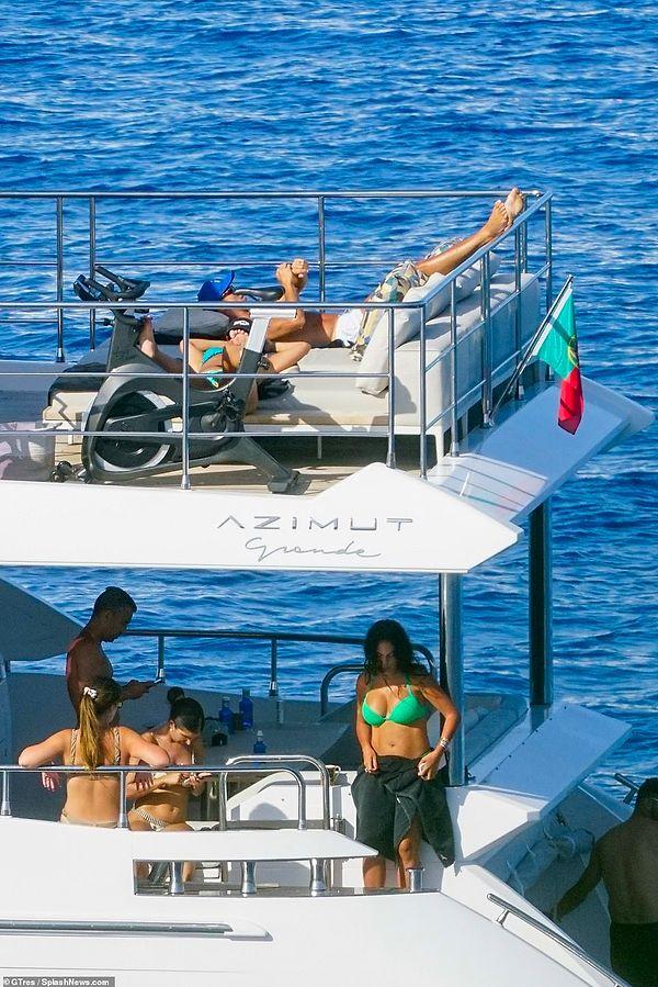Cristiano Ronaldo-Georgina Rodriguez çifti tatillerini İbiza'da lüks bir yatta geçiriyor.