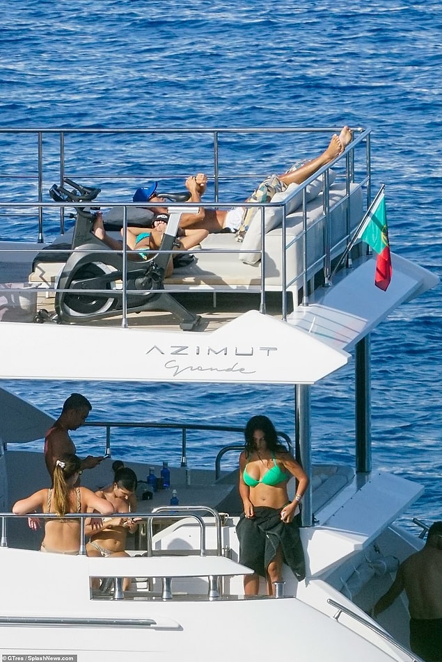 Cristiano Ronaldo-Georgina Rodriguez çifti tatillerini İbiza'da lüks bir yatta geçiriyor.