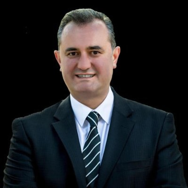 Alper Öner, "Çiftlik Mahallesi'ne neden sinek ilacı sıkılmıyor. Yoksa ayrımcılık mı var? Sıtma mı olmamız lazım" diyen vatandaşa verdiği, "Hayırdır birader, biz elimizden geleni sizler için yapıyoruz ama sana özel ayrımcılık yapmamı istiyorsan seninle uğraşırım... Güvenlik olarak ekmeğini kazanıyorsun, ekmeğinden olma" cevabıyla tepkilerin odağı hâline geldi.