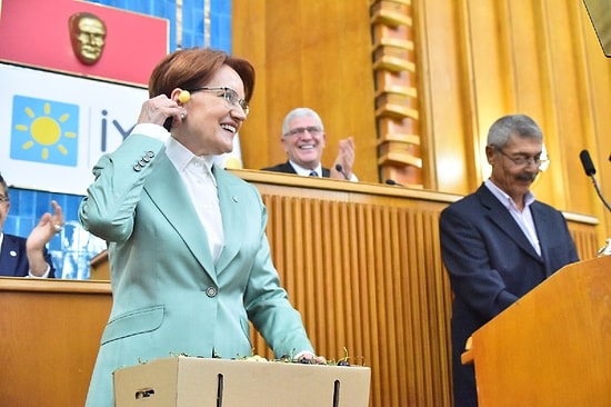 Meral Akşener Grup Toplantısında Kürsüye Çıkardığı Çiftçinin Getirdiği Kirazı Kulağına Küpe Yaptı
