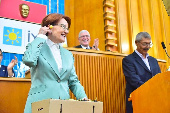 Meral Akşener Grup Toplantısında Kürsüye Çıkardığı Çiftçinin Getirdiği Kirazı Kulağına Küpe Yaptı