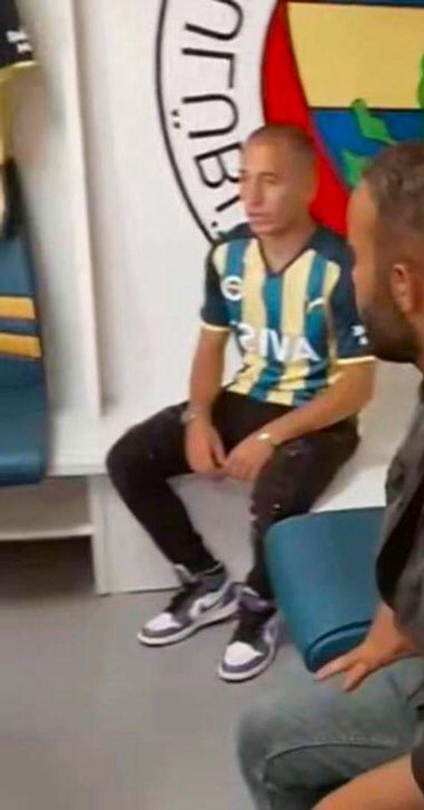 Emre Mor'un fotoğrafını görenler bir daha baktı. Fenerbahçe forması giyen 24 yaşındaki yıldız ismin duruşu sosyal medyada binlerce kez paylaşıldı.