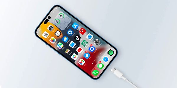 Apple’a iPhone’ların kutusuna şarj cihazı koymadığı için ceza kesen nadir ülkelerden olan Brezilya, gelecek dönem için ülkede satılacak akıllı telefonların USB-C’yi temel almasını istemeye başladı.