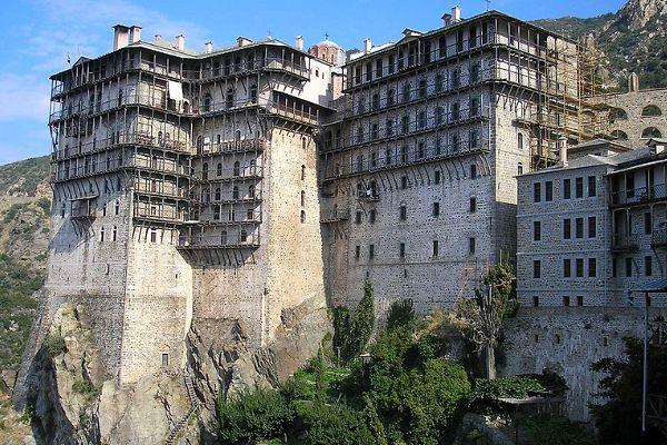 Aynoroz'daki Athos Dağı'na günlük ziyaretçi sayısı bile sınırlı tutuluyor, özel giriş izni olmayanlar ise içeri alınmıyor.