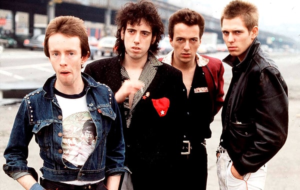 Sex Pistols'un "Anarchy in the U.K" turnesinde ön grup olarak sahneye çıkan dört genç, punk müziği yeni bir seviyeye taşıdı.