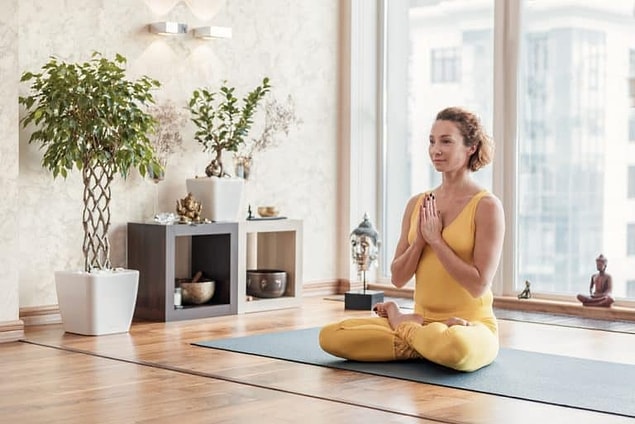 15. Zihninizi sakinleştirmek için evinizde meditasyon yapın.