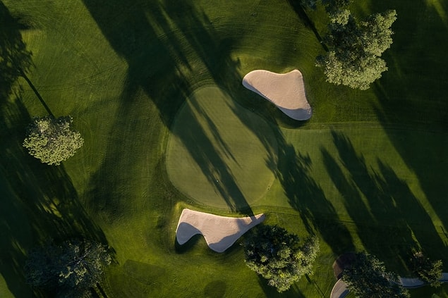 6. Dünyanın en uzun golf sahası Avustralya'da bulunmaktadır ve yaklaşık olarak 1400 kilometre uzunluğundadır.