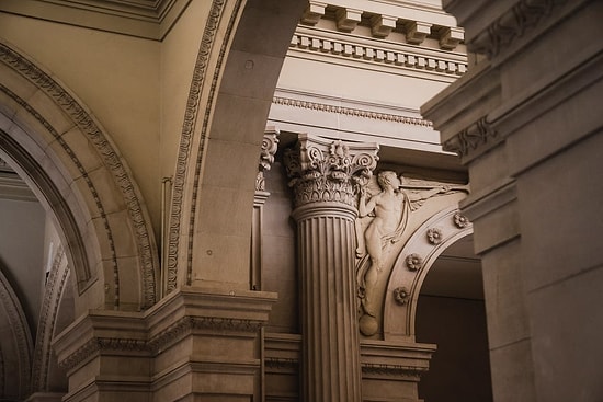 Birhan Keskin Şiirleri: Eski Avluda