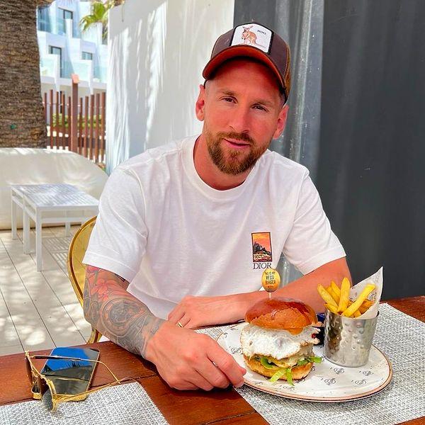 Messi'nin 'Messi Burger' yediği fotoğraftaki sade, saf, ortalama hali yine Twitter'daki goygoycuların diline düştü.