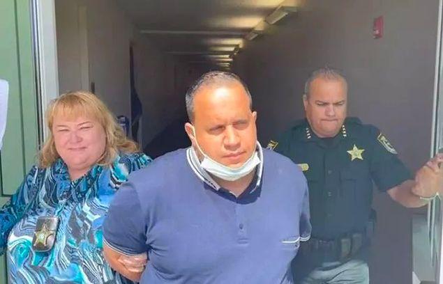 Floridalı olduğu bilinen papaz Enginio Dali Muniz-Colon, yerel bir kahve dükkanının önünde mastürbasyon yaparken yakalandı. Muniz-Colon, bu davranışı dolayısıyla Pazartesi günü tutuklandı.