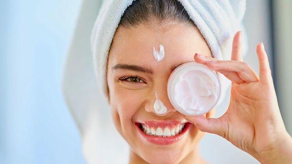 3. Ilık bir duş almak, cildinizin beslenmesine ve parlak görünmesine yardımcı olabilir.