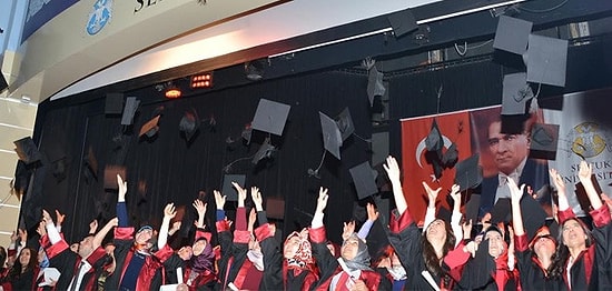 Mezuniyet Töreninde 'Değiştirilmemiş Hekim Andını' Okumak İsteyen Öğrencilerin Üzerine Perde Kapattılar