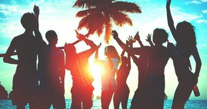 İçinizde Kızgın Kumlardan Serin Sulara Atlama İsteği Doğuracak, Bu Yaz Beach Clubların Gözdesi Olacak 15 Şarkı