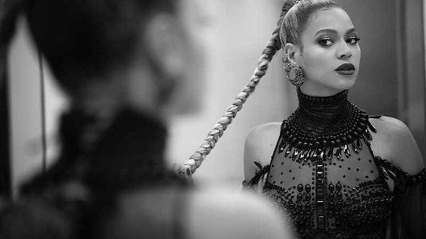 Beyoncé bu fotoğraflarla beraber hayranlarına özel ufak da bir mesaj yayınladı Instagram hesabından;