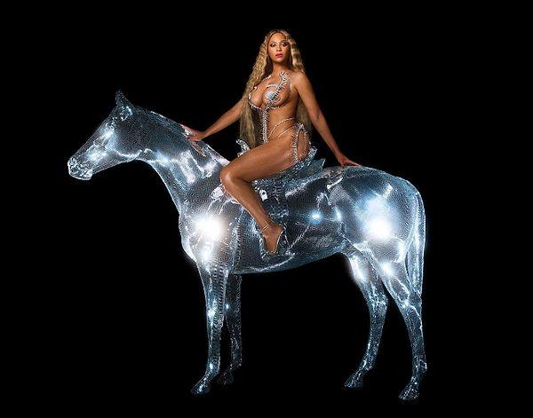Bugün de albümün adına yakışır tanıtım fotoğrafları yayınlandı ve hologram atın üzerinde oturan Beyoncé sosyal medyayı adeta salladı... 👇