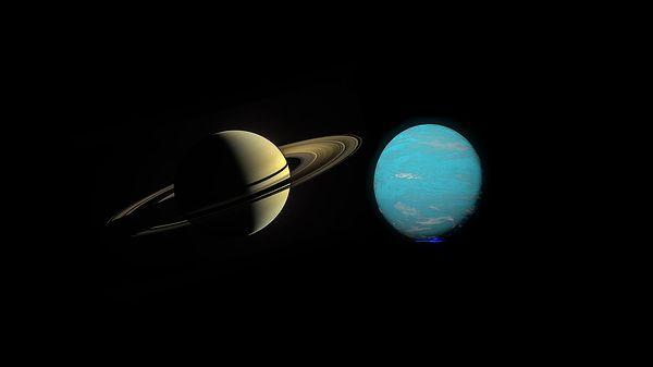 On birinci evin iki gezegeni bulunur. Bunlar Uranüs ve Satürn’dür. Bu iki gezegen bu evi olumlu ve olumsuz anlamda gelişmesi için etkiler.