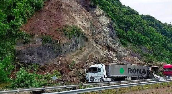 6. Artvin’in Kemalpaşa ilçesinde yola düşen dev kayalar kabus dolu anlara sebep oldu. Yoldan geçen araçlar zarar görürken, Gürcü bir tır şoförünün hayatını kaybettiği iddia ediliyor.
