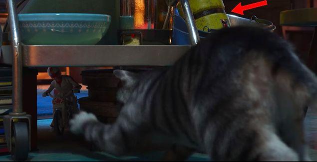 15. Toy Story 4'de, Duke Caboom'un kediden kaçtığı sahnede, ekranın sağ üst köşesinde, Monsters Inc filmine referans olarak bir kahkaha varili gözüküyor.