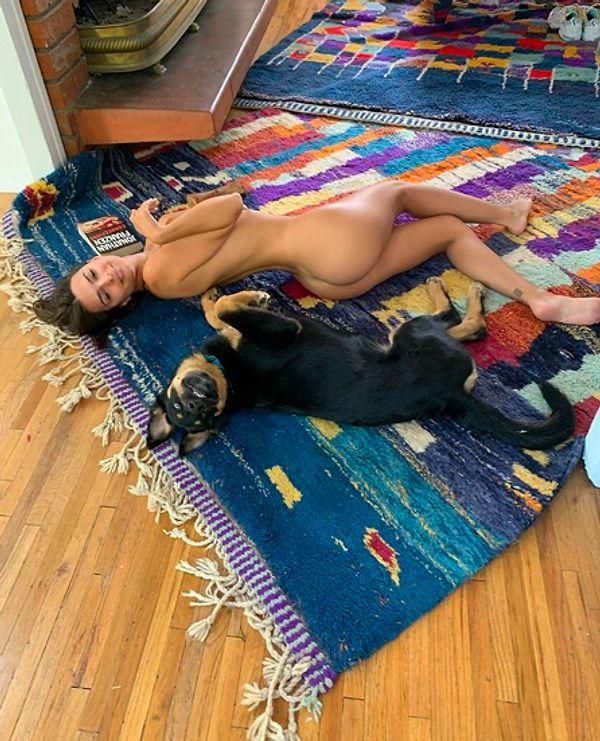 Dünyaca ünlü model köpeğiyle birlikte yerde yatarken çıplak poz verdi.