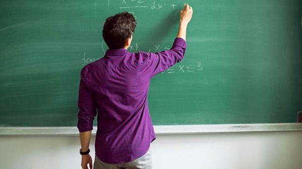 Türkiye'de en düşük öğretmen maaşı 7.123 TL olarak görülüyor. 425 dolar ya da 409 euro ediyor. Asgari ücrete yaklaşamadı.