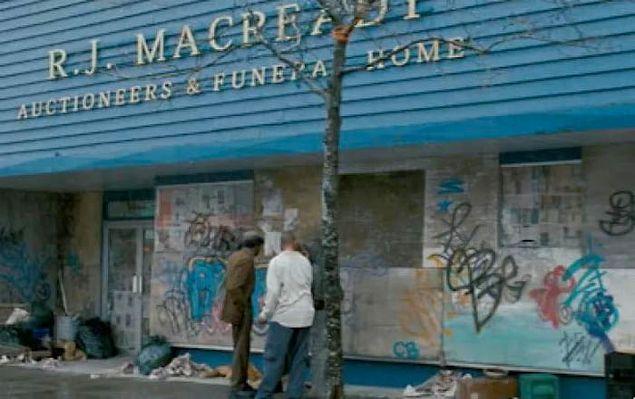 5. Slither filminde R.J. MacReady Cenaze Evi göze çarpıyor. RJ MacReady, Kurt Russell'ın The Thing filmindeki aynı isimli karakterine saygı duruşunda bulunuyor.
