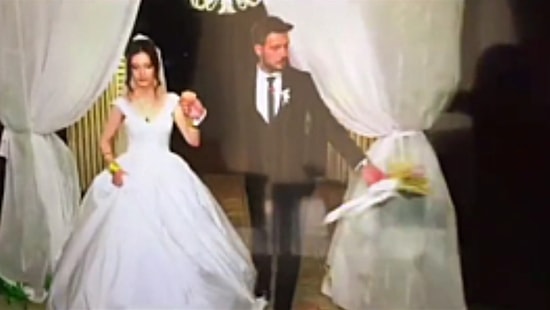 Düğün Salonuna Girişte Gelinden Aldığı Gelin Çiçeğini Kenara Fırlatan Damadın Efsane Anları