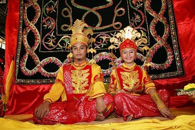 Tidung kabilesi, Borneo'nun kuzey doğu kısmını ve Endonezya ve Malezya sınırının her iki tarafında çevreleyen küçük adalarda yaşıyorlar.