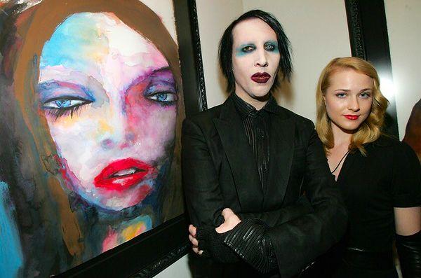 2006 yılında Marilyn Manson, üzerinde çalıştığı bir sanat projesi için henüz 18 yaşında olan genç oyuncu Evan Rachel Wood'a işbirliği teklifi götürmüştü.