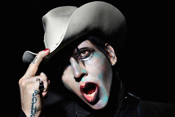 Manson yine bu yıllarda kendi internet sitesine çıplak haldeki Wood'a dayak attığı görüntülerden oluşan bir videoyu koyuyor!