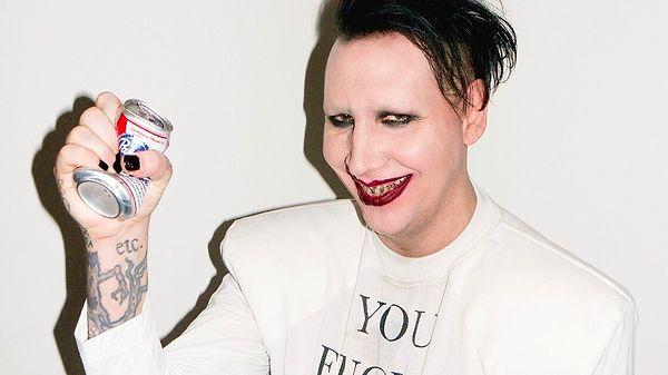 2009 yılında bir dergiye röportaj veren Manson, ayrılıktan sonra genç oyuncuyu toplam 158 kez aradığını ve her aramasıyla birlikte vücuduna jiletle bir çizik attığını itiraf ediyor.