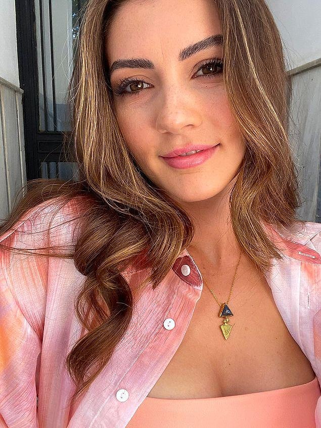 9. Güzel oyuncu Burcu Özberk, üniversiteden mezun oldu! Kep atma anlarını sosyal medya hesabından paylaştı.