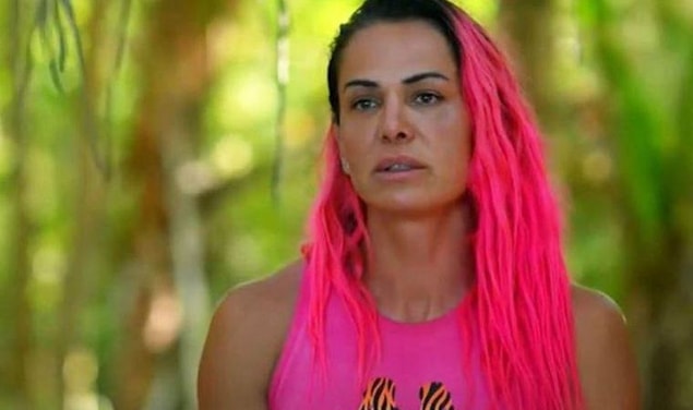 Karadere, Instagram'da yaptığı paylaşımın altına düştüğü not ile olay oldu. "Kim ne söylerse söylesin, ben bu uzun ve yorucu serüvende ne olursa olsun kendi doğrularımdan vazgeçmeden, doğru bildiğim yolda sonuna kadar ilerledim."