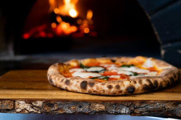 7. "İtalya'daki pizza, Amerika'daki pizzaya hiç benzemez. Amerika'da dilimli pizza aldığınızda bu insanlarla paylaşmanız içindir...